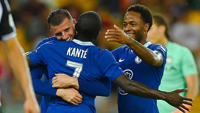 曼联中场梅努的未来：从边缘到重生